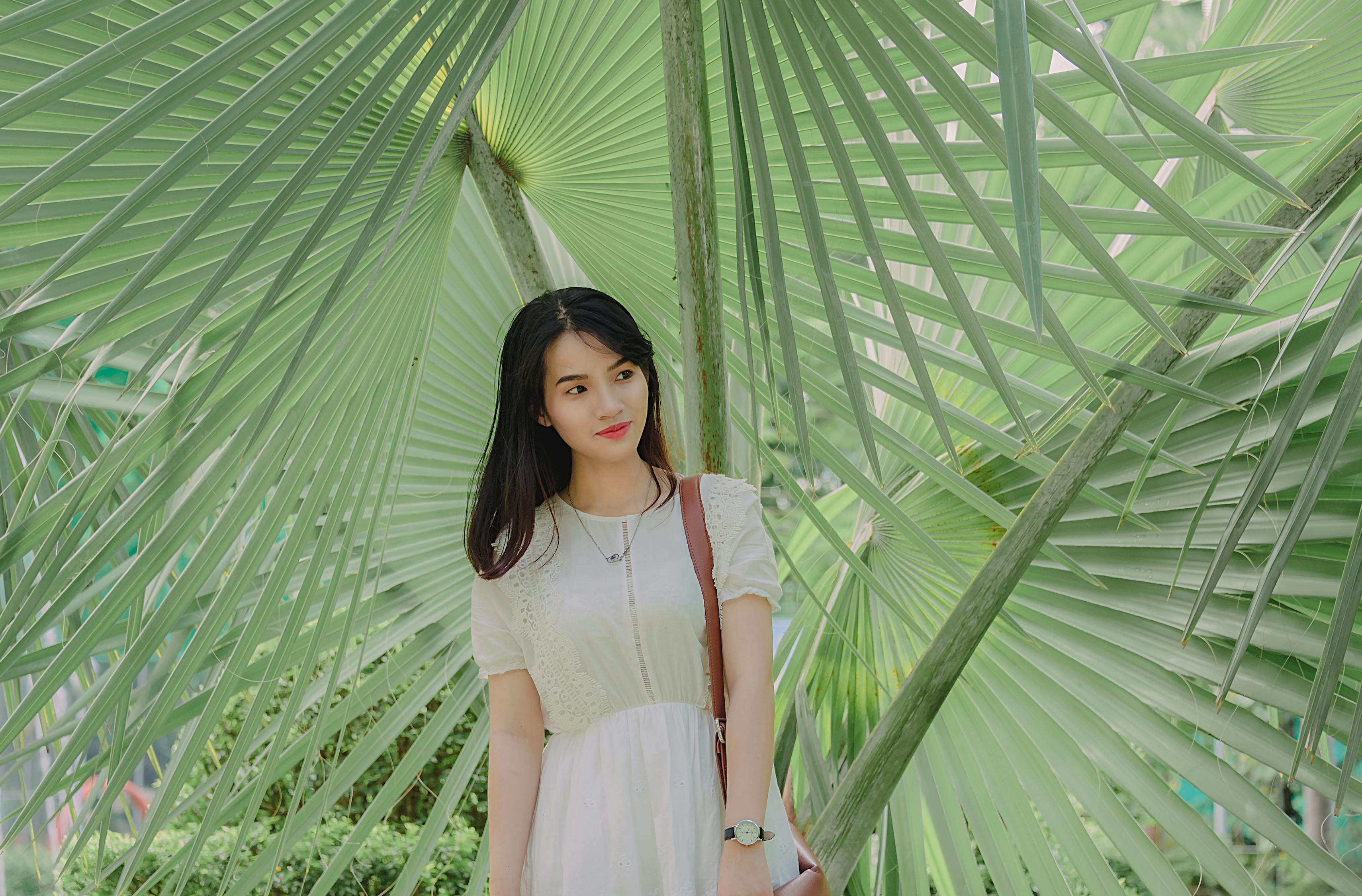 王一博阳光下的灿烂瞬间，最新照片笑绽魅力之花