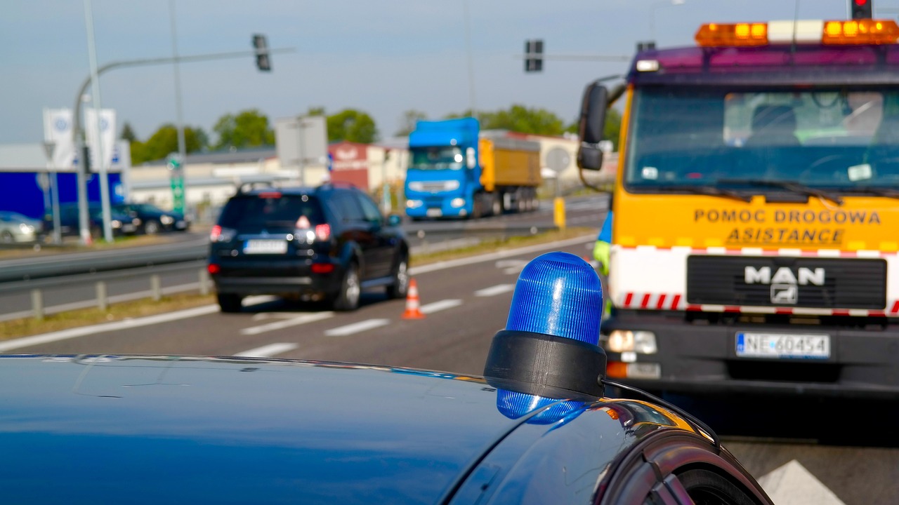 公交车坠湖事件最新进展及深度解析报道