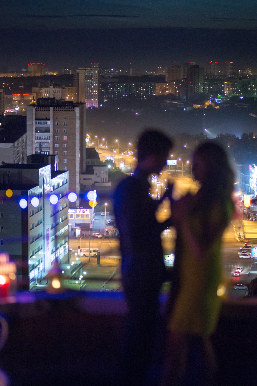 光影交织的都市夜生活新体验,夜秀场电影之旅