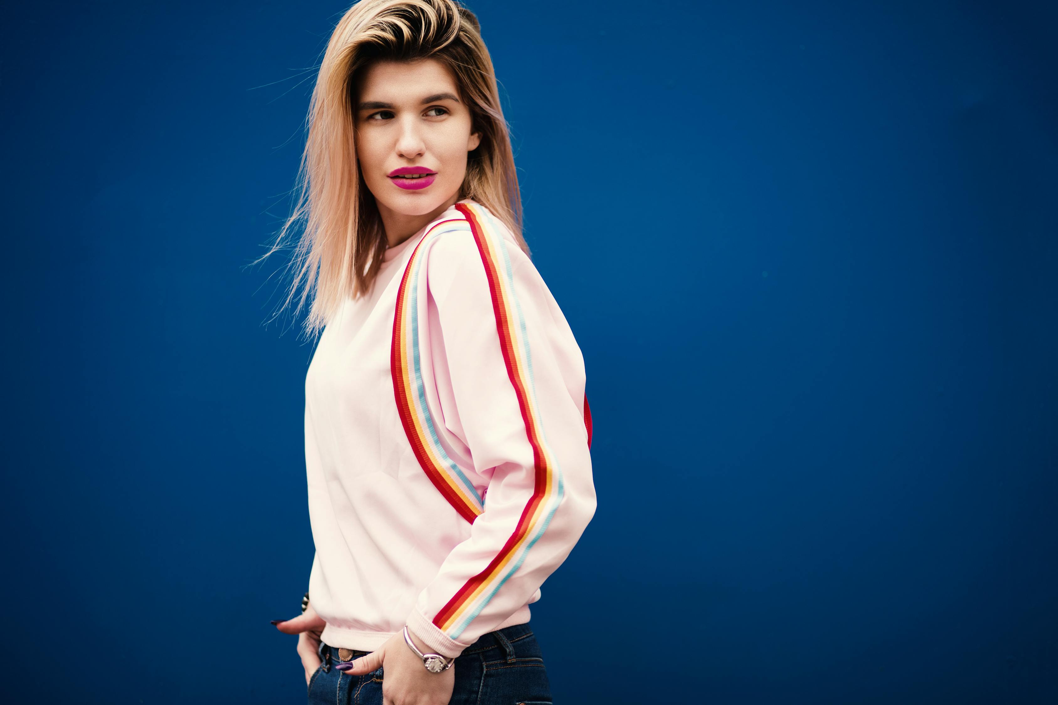 关晓彤最新路拍，青春活力的时尚魅力展示