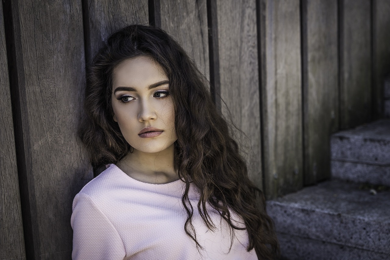 最新流行女生长发发型指南，时尚发型一网打尽！