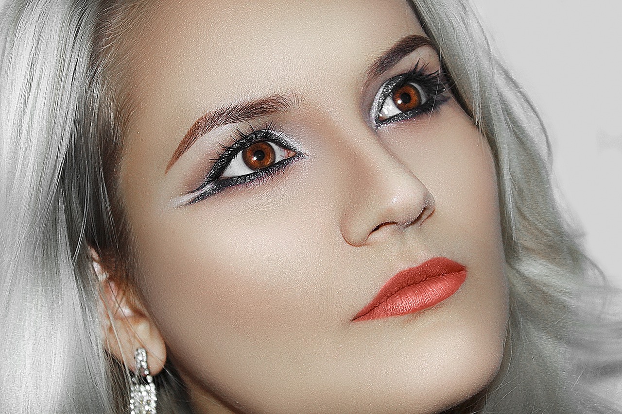 探索时尚前沿，最新款美甲独特魅力展现艺术风采