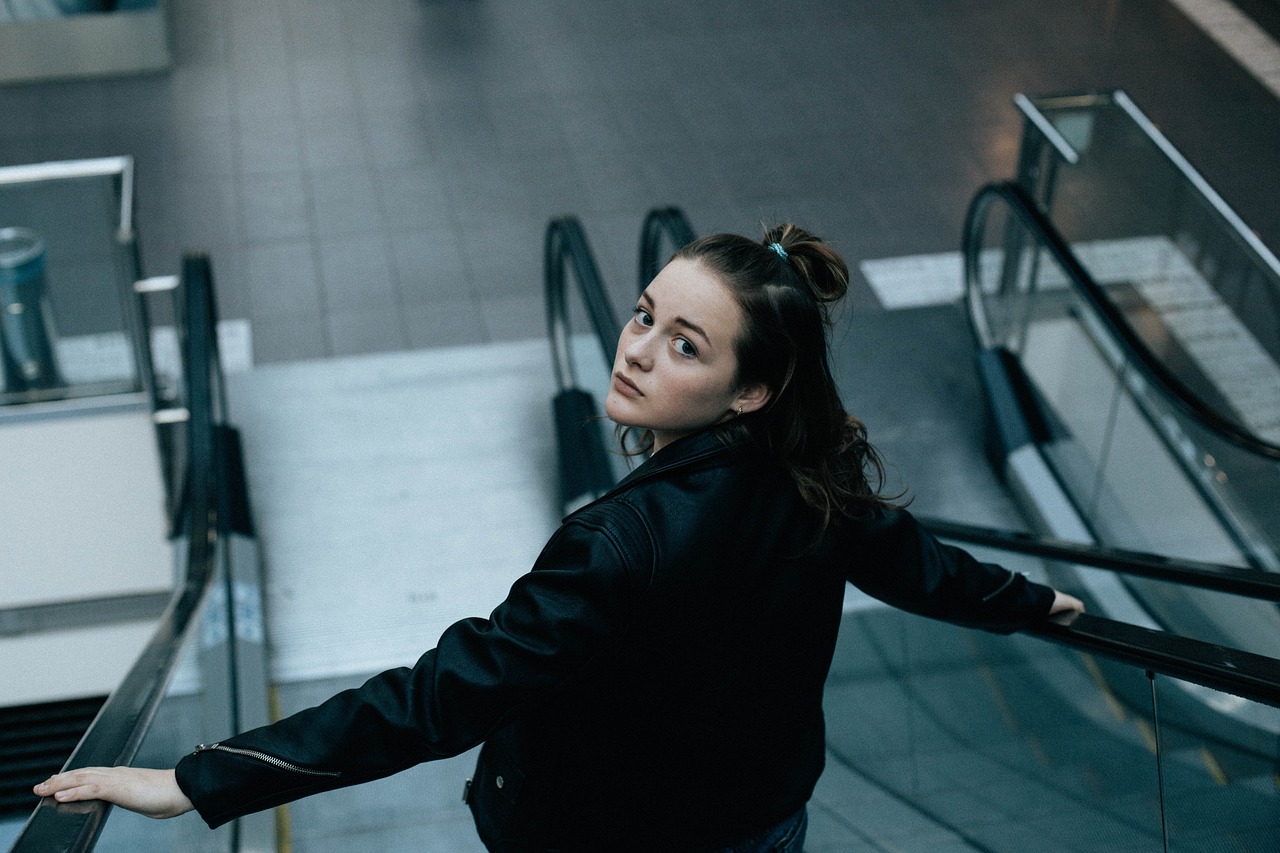 坠楼女生最新消息,关注与反思之际