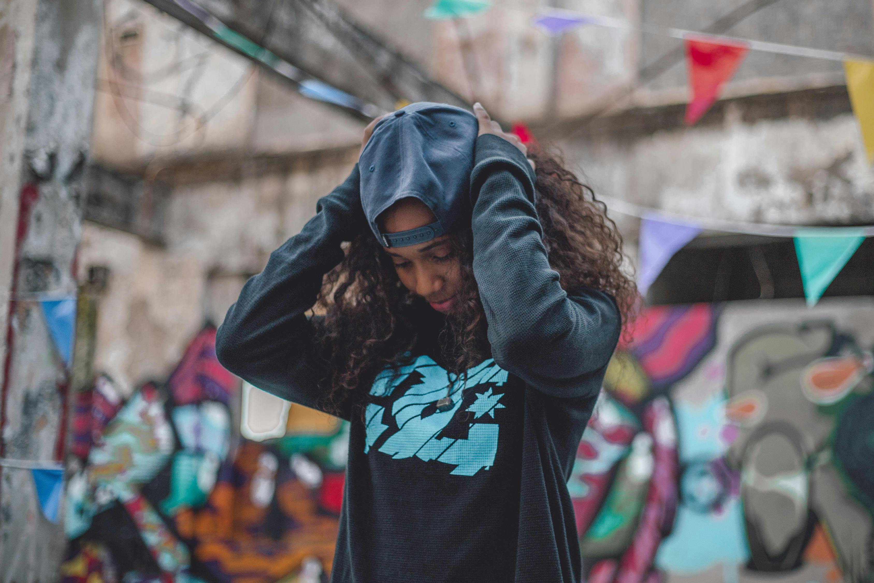 王源最新机场风采，青春活力与时尚魅力的璀璨绽放