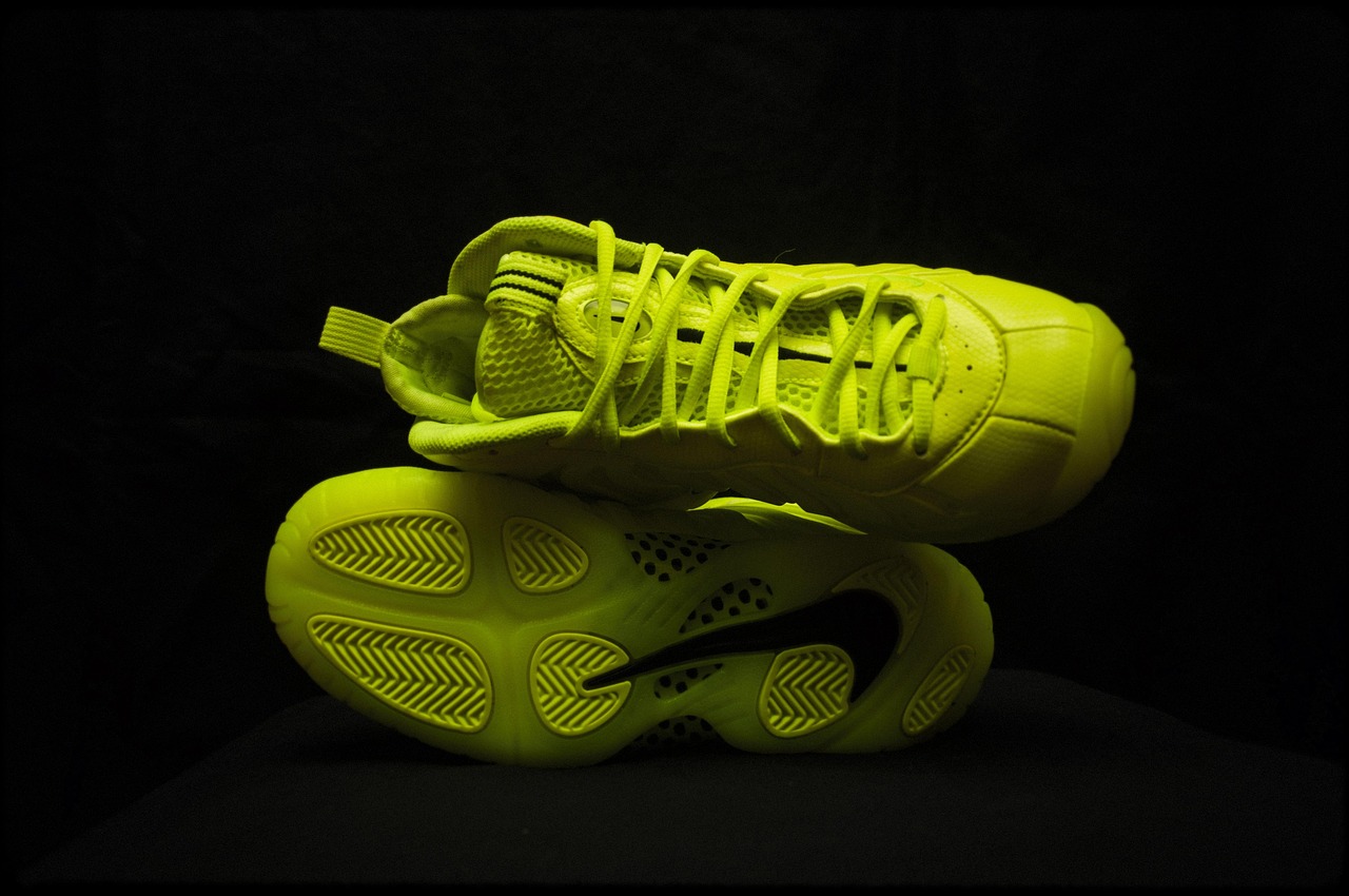 耐克最新时尚舒适旅游鞋，引领户外潮流新风尚