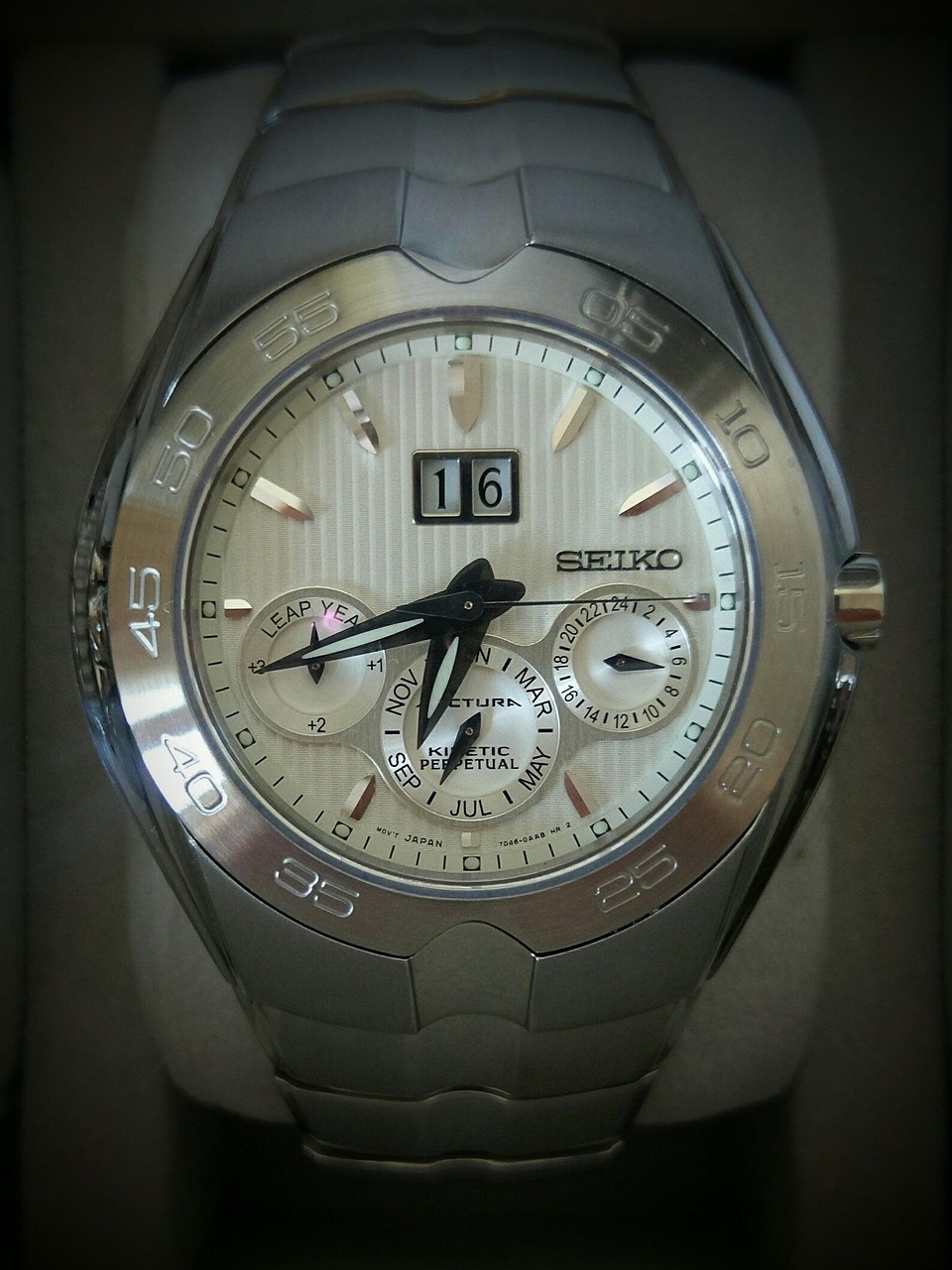 欧米伽超霸最新款，精工细作的时间艺术之巅