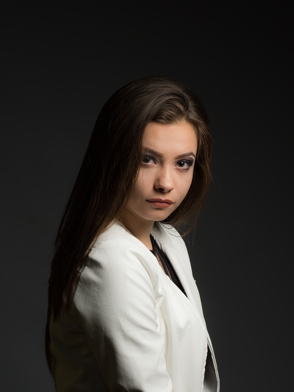 王一博最新路拍,时尚魅力碰撞无限风采