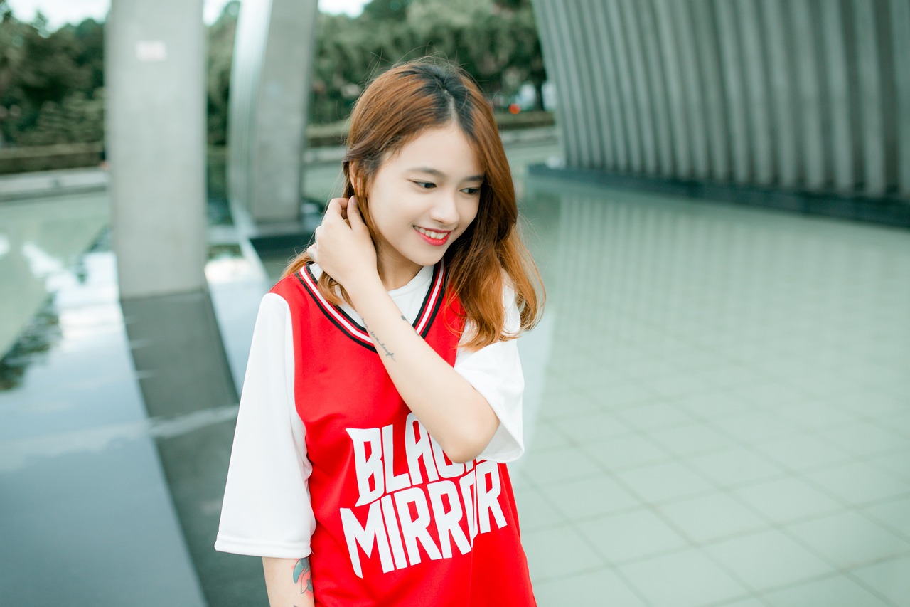 王一博最新路拍，时尚魅力碰撞无限风采