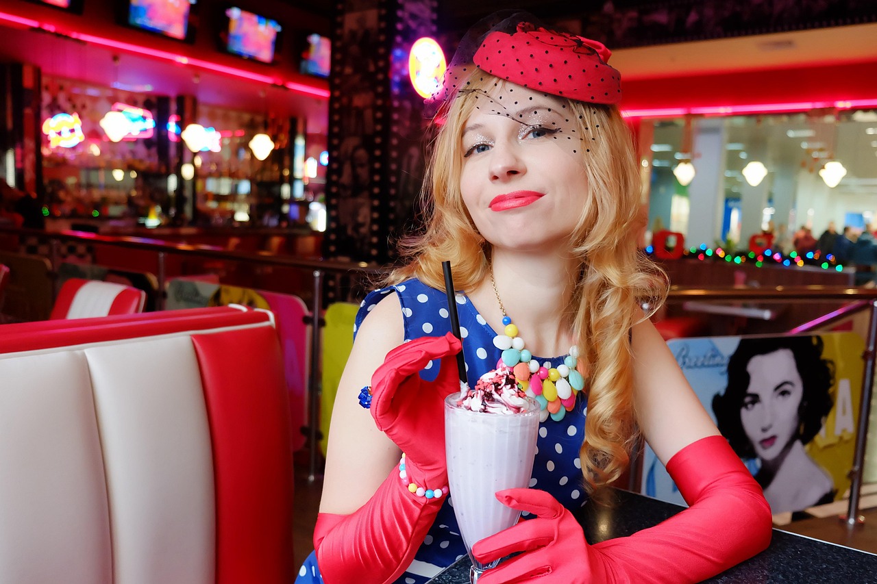 情侣头像新风尚，女生摆烂风格引领潮流