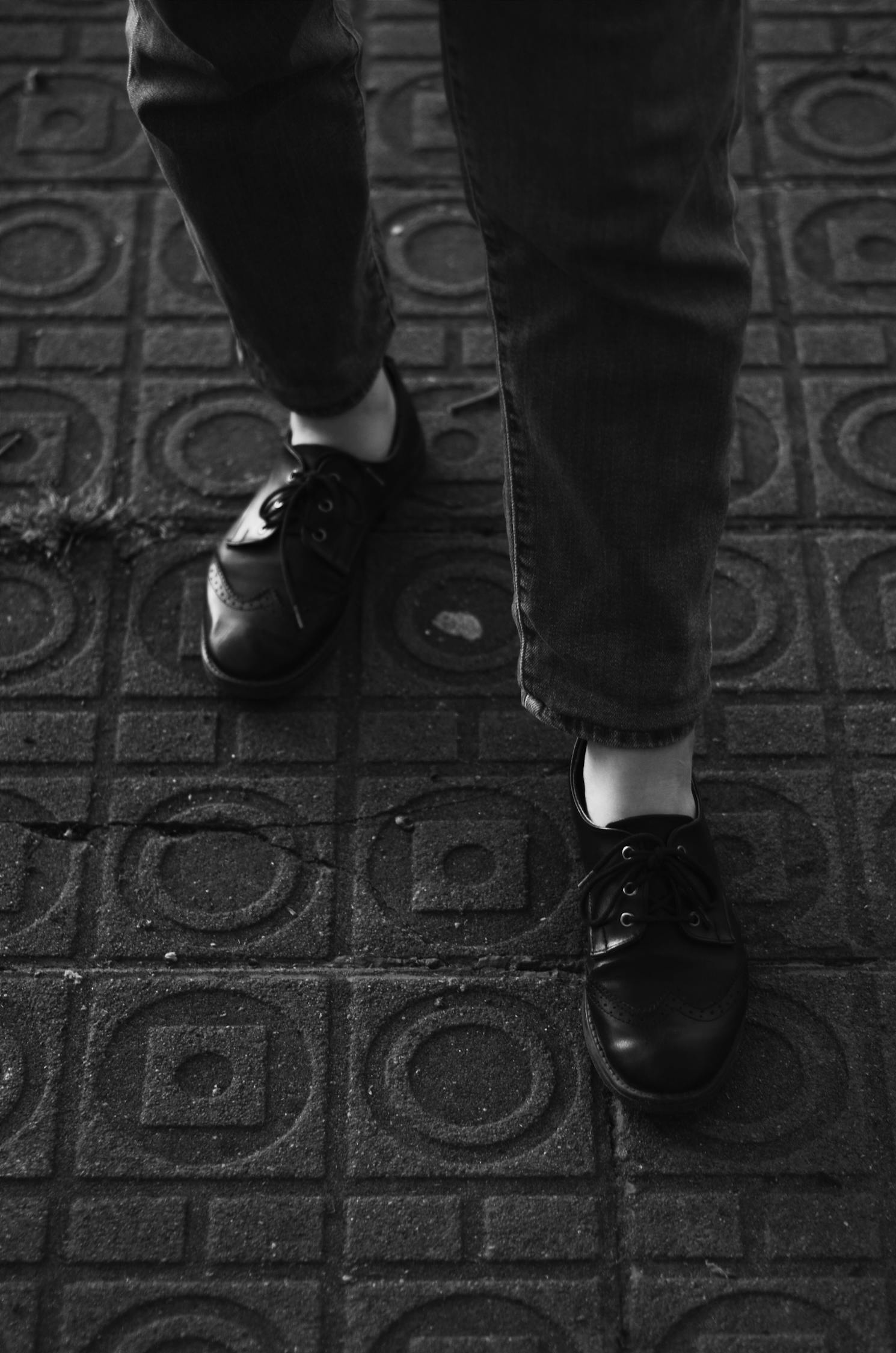 最新款黑白马丁靴，时尚潮流必备之选