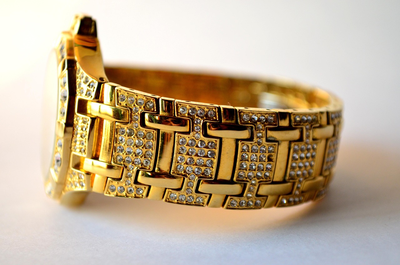 最新款黄金吊坠，时尚与经典的完美融合