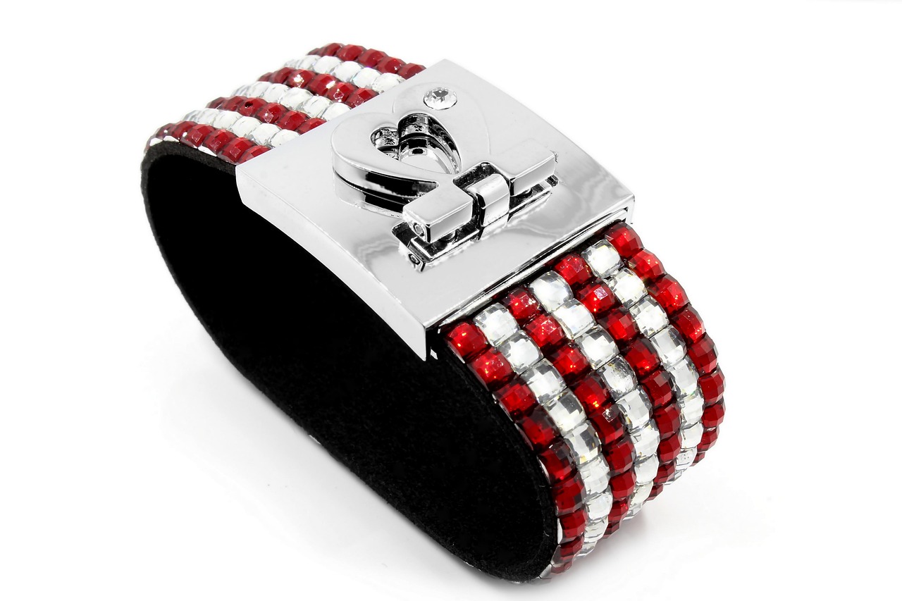 时尚与经典交融，最新女黄金手链款式大放异彩