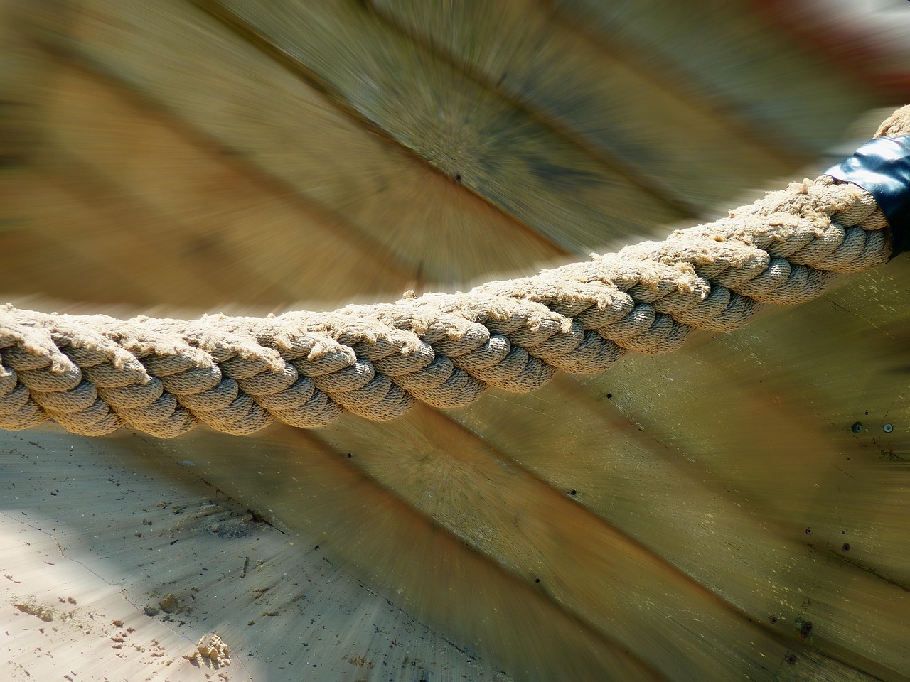 时尚与实用兼备，最新发绳编织款图解大揭秘