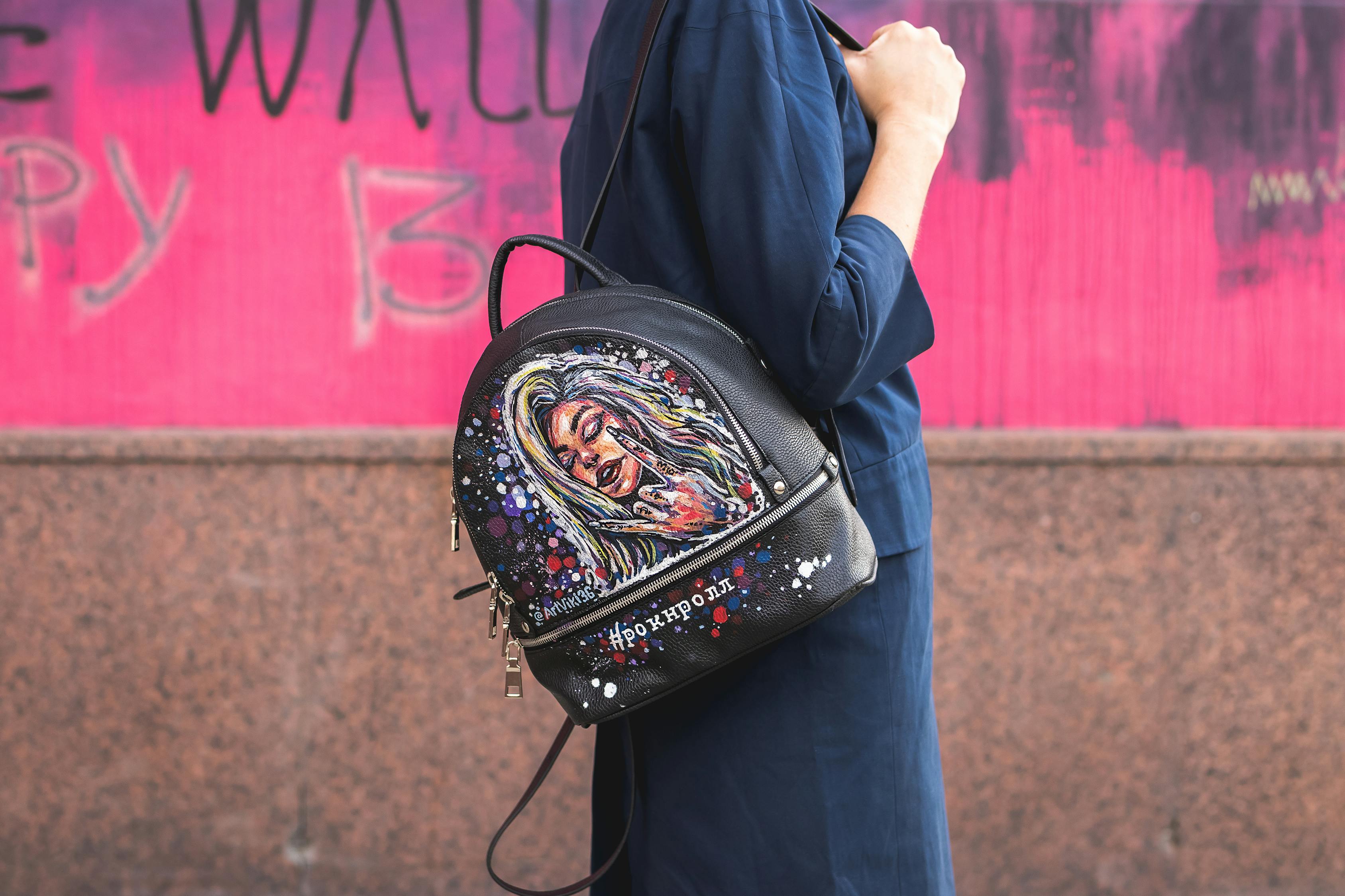 探索时尚前沿，女款斜挎包魅力与流行趋势——四月新品解析