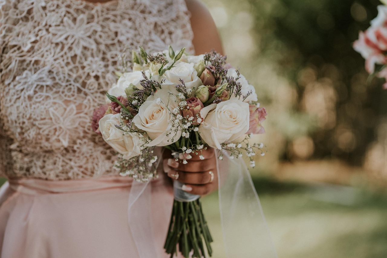 四月求婚花束浪漫满溢，引领爱意风潮